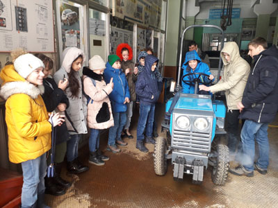Школьники 89 лицея на кафедре Автомобиле и тракторостроения